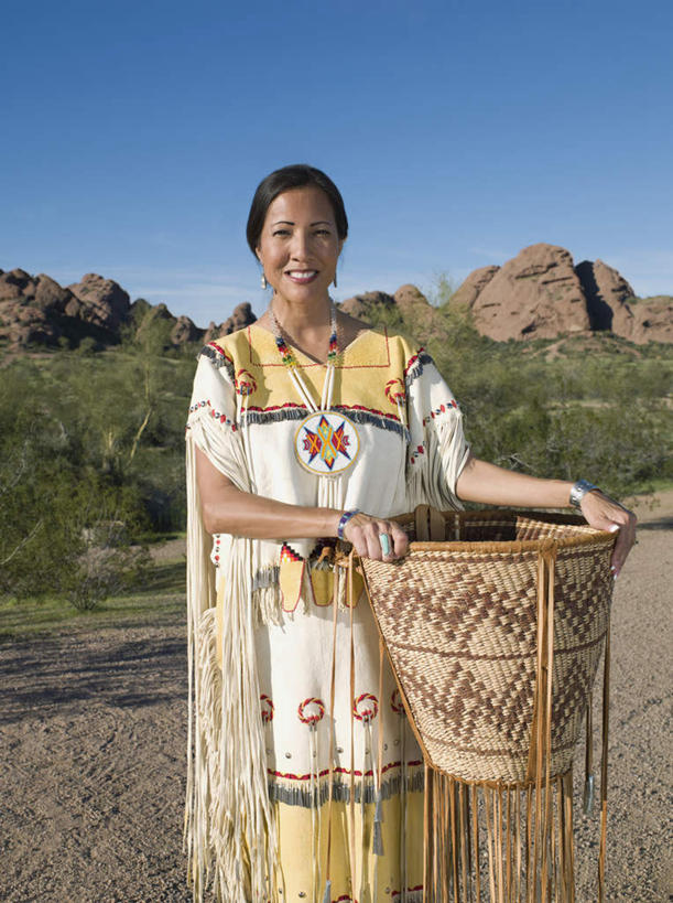 西方人,一个人,站,笑,交叉,微笑,露齿笑,竖图,室外,白天,正面,民族服装,石头,植物,竹子,欧洲,欧洲人,仅一个女性,仅一个人,握,阴影,竹制,服装,编织,光线,篮子,石子,影子,拿,拿着,注视,树,树木,一个,衣服,蓝色,绿色,蓝天,天空,阳光,自然,竹篮,天,观察,看,站着,仅一个中年女性,握着,服饰,生长,晴朗,单个,成长,观看,竹条,交织,察看,竹制品,衣着,穿着,关注,万里无云,衣饰,穿插,女人,女性,中年女性,白种人,石块,岩石,晴空,晴空万里,站立,半身,彩图,传统服装,民俗服