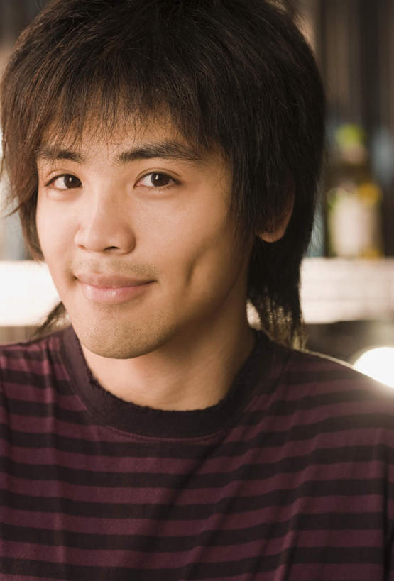 东方人,脸,头,脸颊,头发,一个人,站,笑,微笑,竖图,室内,特写,白天,正面,亚洲,仅一个男性,仅一个人,阴影,服装,朦胧,模糊,反射,影子,注视,休闲装,黄种人,肩膀,仅一个年轻男性,衣服,黑色,观察,看,站着,休闲,休闲服,服饰,观看,察看,关注,酒涡,梨涡,男人,男性,年轻男性,亚洲人,头部,直发,脸部,脸蛋,面部,站立,半身,彩图,短发