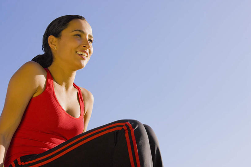 西方人,一个人,坐,笑,微笑,露齿笑,横图,室外,白天,仰视,欧洲,欧洲人,仅一个年轻女性,仅一个女性,仅一个人,阴影,服装,光线,背心,影子,注视,衣服,红色,蓝色,蓝天,天空,阳光,天,观察,看,服饰,晴朗,观看,察看,衣着,穿着,关注,万里无云,衣饰,年轻女性,女人,女性,白种人,晴空,晴空万里,坐着,半身,彩图,低角度拍摄