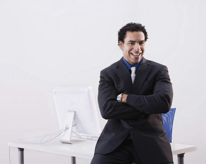 西方人,一个人,商务人士,商务男性,办公室,坐,笑,双手交叉,微笑,露齿笑,横图,室内,白天,正面,衬衫,家具,桌子,欧洲,非洲,黑人,欧洲人,仅一个男性,仅一个人,阴影,套装,反射,影子,办公桌,墙,领带,注视,墙壁,墙面,仅一个年轻男性,白色,观察,看,观看,察看,双手抱胸,象征,庄重,关注,商务装,身份,工薪阶层,办公家具,正式,地位,男人,男性,年轻男性,非洲人,白领,上班族,坐着,半身,彩图,衬衣