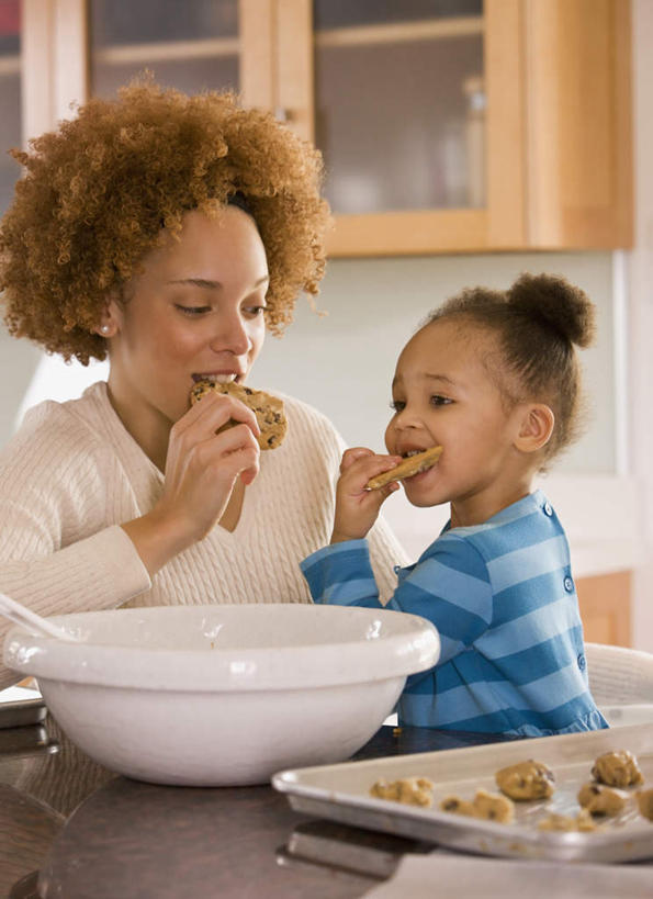 点心,西方人,儿童,中年人,两个人,家庭,母亲,女儿,站,笑,吃,微笑,露齿笑,竖图,室内,白天,正面,纯洁,餐桌,厨房,柜子,桌子,餐具,欧洲,非洲,黑人,欧洲人,握,阴影,服装,反射,碟子,盘,影子,陶瓷,食品,陶瓷制品,曲奇,储物柜,注视,休闲装,食物,小孩,衣服,盘子,容器,碟,碗,饼干,零食,观察,看,站着,休闲,温暖,温馨,母女,一家人,休闲服,可爱,母爱,童年,童趣,握着,服饰,餐台,观看,储藏,和睦,察看,储存,关注,曲奇饼,童真,曲奇饼干,烂漫,无邪,储备,蕴藏,贮备,天真,女孩,女人,女性,中年女性,非洲人,孩子,嚼,食,站立,半身,彩图,灶间,融洽,贮存,女生