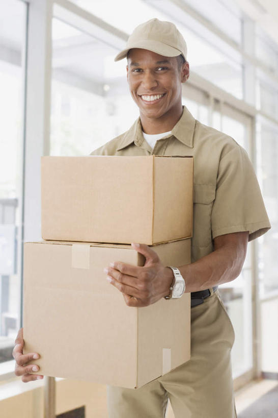 西方人,一个人,站,捧,笑,微笑,露齿笑,竖图,室内,白天,正面,工作服,制服,窗户,帽子,欧洲,非洲,黑人,欧洲人,仅一个男性,仅一个人,阴影,反射,包装,影子,纸箱,注视,运动帽,玻璃窗,仅一个年轻男性,两个,容器,箱子,观察,看,站着,快递员,鸭舌帽,观看,察看,关注,纸板箱,快递,速递,包装箱,一顶,工作制服,男人,男性,年轻男性,非洲人,端,端着,捧着,手捧,站立,半身,彩图,工作套服