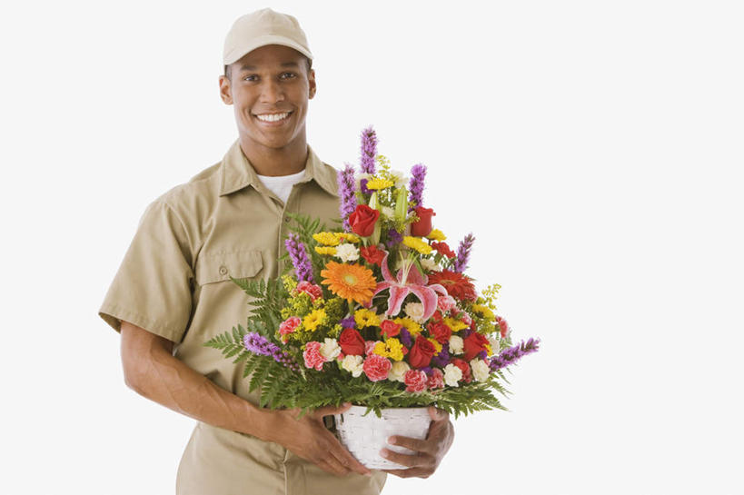 西方人,一个人,站,捧,笑,微笑,露齿笑,横图,室内,白天,白色背景,正面,工作服,制服,植物,帽子,欧洲,非洲,黑人,欧洲人,仅一个男性,仅一个人,阴影,装饰,盛开,反射,盆栽,影子,盆景,花蕾,注视,运动帽,花,花瓣,花朵,鲜花,仅一个年轻男性,绿色,自然,花苞,花蕊,观察,看,站着,快递员,鸭舌帽,摄影,影棚,生长,成长,观看,华丽,修饰,点缀,察看,关注,快递,速递,衬托,美观,雅致,雅观,一顶,工作制服,男人,男性,年轻男性,非洲人,端,端着,捧着,手捧,站立,半身,彩图,影棚拍摄,工作套服,拍摄