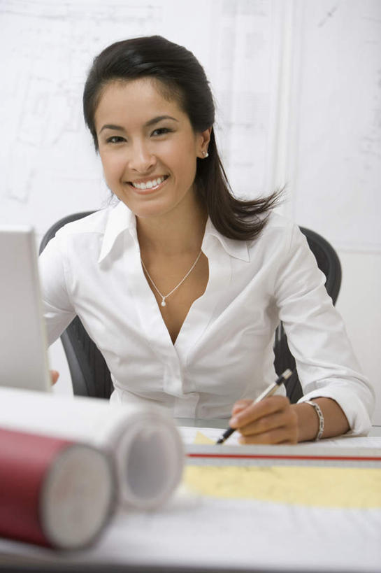 东方人,一个人,商务人士,商务女性,办公室,坐,笑,微笑,露齿笑,竖图,室内,白天,正面,家具,桌子,椅子,亚洲,仅一个年轻女性,仅一个女性,仅一个人,握,阴影,套装,反射,笔,图纸,影子,办公桌,办公用品,设计图,注视,黄种人,水笔,文具,白色,耳环,会议椅,学习用品,观察,看,握着,观看,办公椅,文具用品,一支,察看,关注,商务装,工程图,草图,蓝图,工薪阶层,办公家具,商务椅,培训椅,耳饰,年轻女性,女人,女性,亚洲人,白领,上班族,设计,坐着,半身,彩图
