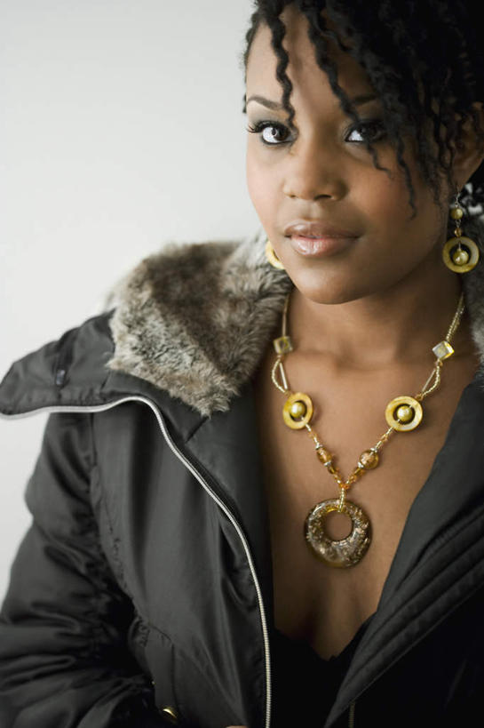 西方人,一个人,站,笑,微笑,竖图,室内,白天,白色背景,正面,项链,欧洲,非洲,黑人,欧洲人,仅一个年轻女性,仅一个女性,仅一个人,一条,阴影,服装,反射,影子,注视,休闲装,装饰品,衣服,饰品,首饰,观察,看,站着,休闲,休闲服,摄影,服饰,影棚,观看,察看,关注,年轻女性,女人,女性,非洲人,站立,半身,彩图,影棚拍摄,拍摄