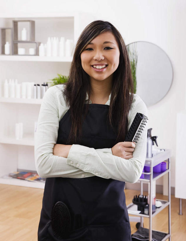 东方人,一个人,理发师,站,笑,双手交叉,微笑,露齿笑,竖图,室内,白天,正面,化妆,美容,植物,镜子,亚洲,仅一个年轻女性,仅一个女性,仅一个人,阴影,服装,反射,盆栽,围裙,影子,墙,盆景,注视,休闲装,黄种人,墙壁,墙面,衣服,绿色,白色,黑色,自然,化妆镜,观察,看,站着,休闲,休闲服,服饰,生长,成长,观看,理发店,镜像,察看,双手抱胸,镜面,关注,光学,年轻女性,女人,女性,亚洲人,发型师,理发员,美发师,站立,半身,彩图