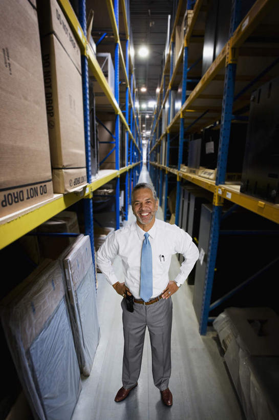 西方人,一个人,商务人士,商务男性,工厂,站,笑,微笑,露齿笑,竖图,俯视,室内,白天,衬衫,欧洲,非洲,黑人,欧洲人,仅一个男性,仅一个人,仅一个中年男性,阴影,套装,光线,包装,影子,纸箱,灯光,领带,仓库,注视,手叉腰,容器,箱子,叉腰,观察,看,站着,观看,察看,双手叉腰,象征,庄重,关注,纸板箱,商务装,身份,工薪阶层,包装箱,正式,地位,男人,男性,中年男性,非洲人,白领,上班族,站立,彩图,高角度拍摄,全身,衬衣,工地,制造厂