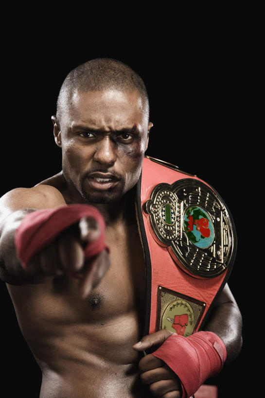 西方人,肌肉,健壮,一个人,拳击手,站,竖图,室内,白天,正面,锻炼,成功,胜利,比赛,运动,拳击,欧洲,非洲,黑人,欧洲人,仅一个男性,仅一个人,仅一个中年男性,指,阴影,黑色背景,反射,影子,注视,指点,腰带,裸露,观察,看,站着,健康,光彩,活力,力量,摄影,影棚,观看,青春,察看,指向,强壮,关注,裸,荣誉,奖品,配饰,荣耀,裤带,光荣,体育,男人,男性,中年男性,非洲人,拳击家,拳击运动员,站立,半身,彩图,影棚拍摄,健身,拍摄,拳王腰带,拳王金腰带