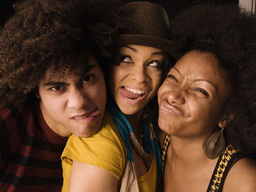 东方人,西方人,三个人,伙伴,朋友,横图,室内,夜晚,正面,聚会,奢侈,夜生活,友谊,帽子,欧洲,非洲,黑人,欧洲人,亚洲,服装,注视,休闲装,黄种人,娱乐,吐舌头,衣服,遮阳帽,嘟嘴,观察,看,伸舌头,休闲,鬼脸,休闲服,撅嘴,吐舌,放松,服饰,观看,夜店,察看,关注,夜总会,友情,男人,男性,年轻男性,年轻女性,女人,女性,非洲人,亚洲人,半身,彩图