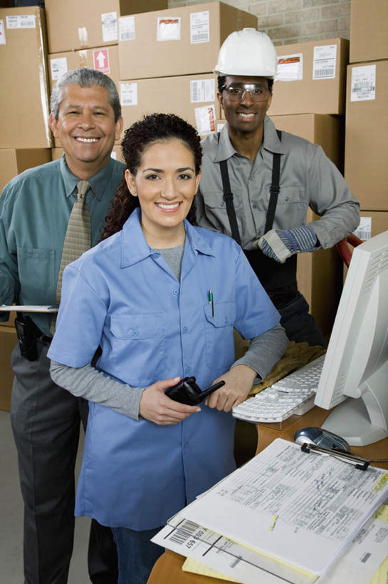 西方人,三个人,同事,商务人士,机修工,商务男性,工厂,站,笑,说,微笑,露齿笑,竖图,室内,白天,正面,工作服,衬衫,制服,通讯,成功,合作,团队,集体,信心,电脑,显示器,鼠标,键盘,帽子,欧洲,非洲,黑人,欧洲人,一堆,许多,握,阴影,堆叠,堆积,套装,反射,网络,包装,笔,头盔,影子,纸箱,办公用品,领带,移动,注视,输入设备,通讯设备,队伍,水笔,文具,工人,安全帽,容器,学习用品,箱子,观察,看,站着,台式电脑,握着,通信,观看,堆,对讲机,文具用品,察看,领导,象征,庄重,成就,关注,纸板箱,通信设备,商务装,身份,记录板,合伙,领袖,工薪阶层,输出设备,记事板,包装箱,正式,地位,工作制服,交流,老年男性,男人,男性,女人,女性,中年男性,中年女性,白种人,非洲人,白领,机械师,机修工人,上班族,沟通,讲话,交谈,说话,谈话,通话,站立,半身,彩图,衬衣,工作套服,工地,制造厂