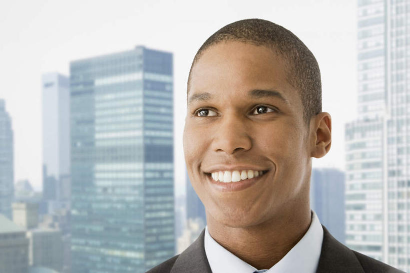 西方人,脸,头,脸颊,一个人,商务人士,商务男性,高楼大厦,站,笑,微笑,露齿笑,横图,室内,特写,白天,正面,衬衫,办公楼,窗户,大厦,建筑,摩天大楼,写字楼,欧洲,非洲,黑人,欧洲人,仅一个男性,仅一个人,阴影,套装,反射,影子,注视,肩膀,玻璃窗,仅一个年轻男性,楼宇,观察,看,站着,商务楼,观看,察看,关注,商务装,工薪阶层,男人,男性,年轻男性,非洲人,头部,脸部,脸蛋,面部,白领,上班族,站立,半身,彩图,衬衣,大楼,高层建筑,高楼,摩天楼