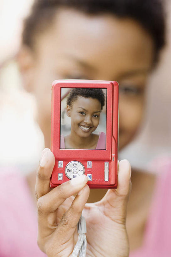 西方人,脸,头,脸颊,手,一个人,站,笑,打电话,微笑,露齿笑,竖图,室内,特写,白天,正面,电话,手机,欧洲,非洲,黑人,欧洲人,双手,仅一个年轻女性,仅一个女性,仅一个人,握,阴影,服装,朦胧,模糊,反射,影子,注视,休闲装,通讯设备,肩膀,拍照,衣服,观察,看,站着,休闲,手部,休闲服,握着,摄影,服饰,观看,察看,关注,一部,交流,年轻女性,女人,女性,非洲人,头部,脸部,脸蛋,面部,沟通,通话,站立,半身,彩图,照相