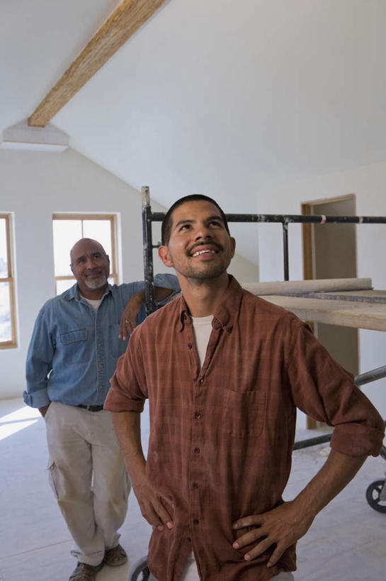 西方人,两个人,家庭,父亲,儿子,站,笑,微笑,露齿笑,竖图,室内,白天,正面,装修,欧洲,欧洲人,阴影,服装,装饰,反射,影子,支架,墙,注视,休闲装,手叉腰,架子,脚手架,墙壁,墙面,施工,衣服,白色,叉腰,观察,看,站着,休闲,温暖,温馨,父子,一家人,休闲服,父爱,服饰,观看,支撑,固定,和睦,察看,双手叉腰,关注,手插袋,单手插袋,单手抄兜,单手放兜,老年男性,男人,男性,年轻男性,白种人,插兜,手插兜,手放口袋,抬头,仰头,站立,半身,彩图,融洽,手抄兜,稳固