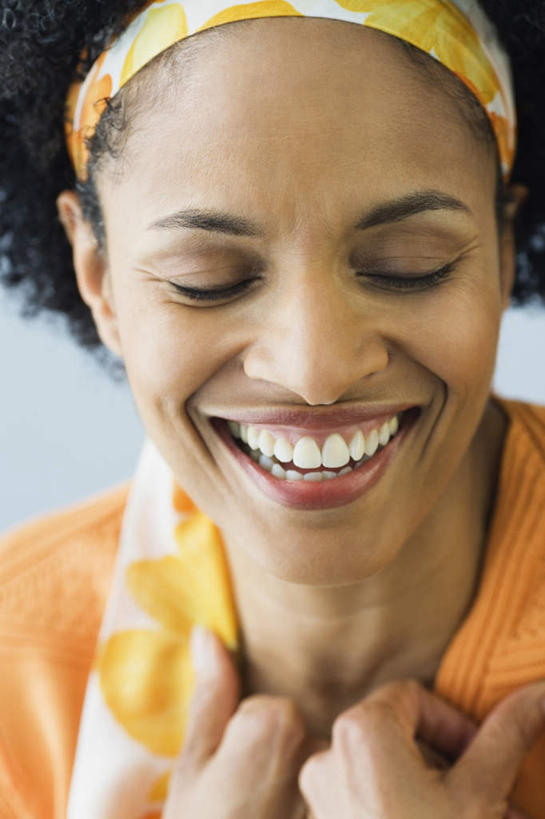 西方人,脸,头,脸颊,头发,一个人,闭眼,笑,微笑,露齿笑,竖图,室内,特写,白天,正面,欧洲,非洲,黑人,欧洲人,仅一个女性,仅一个人,握,阴影,服装,装饰,反射,头巾,影子,休闲装,肩膀,衣服,黑色,仅一个中年女性,休闲,休闲服,握着,摄影,服饰,影棚,华丽,修饰,点缀,衬托,美观,雅致,雅观,女人,女性,中年女性,非洲人,头部,卷发,脸部,脸蛋,面部,闭眼睛,闭着眼,闭着眼睛,半身,彩图,影棚拍摄,拍摄,短发