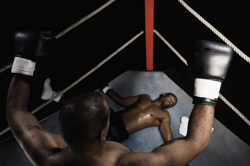 西方人,两个人,拳击手,体育馆,栏杆,运动场,站,躺,举,闭眼,横图,俯视,室内,夜晚,锻炼,快乐,兴奋,骄傲,安全,成功,胜利,比赛,运动,拳击,欧洲,非洲,黑人,欧洲人,围栏,防护,拳击手套,运动器械,体育场,护栏,裸露,黑色,手套,托,站着,健身器械,自信,保护,裸,保险,健身器材,对手,保全,周全,安稳,安定,运动馆,防护手套,卧着,平安,体育,男人,男性,中年男性,非洲人,拳击家,拳击运动员,闭眼睛,闭着眼,闭着眼睛,举起,举手,举着,躺着,卧,向上举,向上伸,向上托,站立,半身,彩图,高角度拍摄,健身,欢乐,开心,运动器材