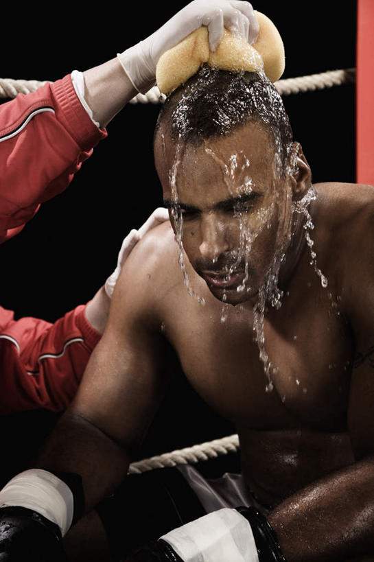 西方人,两个人,拳击手,体育馆,栏杆,运动场,坐,闭眼,竖图,室内,夜晚,正面,衬衫,锻炼,安全,比赛,运动,拳击,水,欧洲,非洲,黑人,欧洲人,擦,抚摸,飞溅,环保,溅,工具,海绵,液体,水滴,围栏,防护,拳击手套,干净,运动器械,体育场,护栏,裸露,水珠,红色,黑色,手套,教练,健身器械,擦拭,保护,卫生,喷洒,裸,保险,健身器材,去污,保全,周全,安稳,安定,运动馆,防护手套,揩擦,拭,魔术海绵,纳米绵,强去污泡绵,清洁海绵,平安,体育,男人,男性,中年男性,非洲人,拳击家,拳击运动员,洗涤用具,闭眼睛,闭着眼,闭着眼睛,洗涤,坐着,半身,彩图,衬衣,健身,运动器材,轻抚