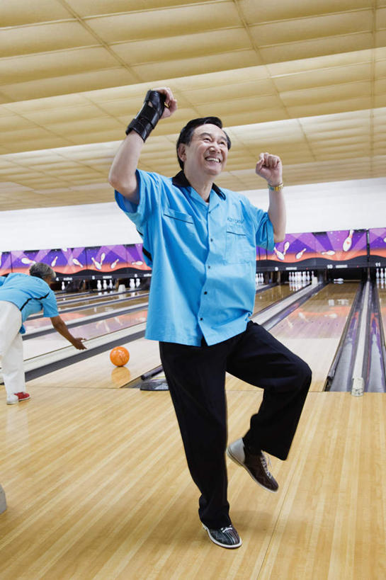 东方人,一个人,站,举,笑,微笑,露齿笑,竖图,室内,白天,正面,锻炼,安全,运动,保龄球,地板,天花板,亚洲,仅一个男性,仅一个人,保龄球馆,保龄球瓶,防护,地面,速度,注视,黄种人,娱乐,运动器械,球道,木地板,手套,观察,看,托,站着,仅一个老年男性,健身器械,力量,平衡,观看,技巧,保护,协调,察看,关注,保险,健身器材,灵敏,球馆,柔韧,趣味,保全,周全,安稳,安定,耐力,抗争,防护手套,球瓶,保龄球道,指孔,平安,体育,地滚球,老年男性,男人,男性,亚洲人,举起,举手,举着,向上举,向上伸,向上托,站立,彩图,全身,健身,运动器材