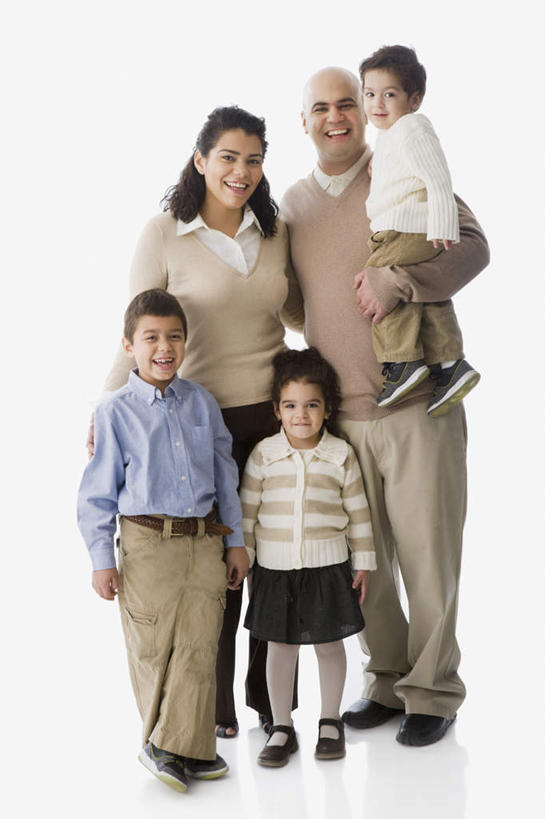 西方人,儿童,中年人,家庭,夫妻,母亲,父亲,女儿,儿子,站,抱,笑,微笑,露齿笑,竖图,室内,白天,白色背景,正面,爱情,纯洁,欧洲,欧洲人,五个人,阴影,服装,反射,影子,许多人,浪漫,注视,休闲装,小孩,衣服,观察,看,站着,一群人,休闲,温暖,温馨,父女,父子,母女,母子,一家人,休闲服,恩爱,父爱,可爱,母爱,童年,童趣,恋人,摄影,服饰,影棚,抱着,观看,和睦,察看,搂着,关注,童真,烂漫,无邪,天真,男孩,男人,男性,年轻女性,女孩,女人,女性,中年男性,白种人,孩子,夫妇,情侣,搂,搂抱,站立,彩图,全身,影棚拍摄,拍摄,伴侣,融洽,男生,女生