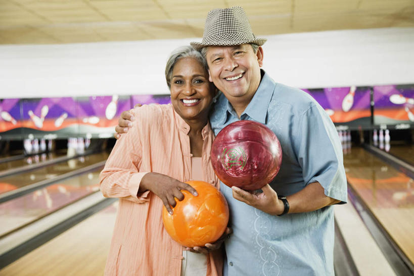 西方人,老年人,两个人,家庭,夫妻,站,笑,微笑,露齿笑,横图,室内,白天,正面,爱情,锻炼,运动,保龄球,帽子,欧洲,非洲,黑人,欧洲人,握,阴影,服装,反射,影子,墙,保龄球馆,保龄球瓶,浪漫,速度,注视,休闲装,娱乐,运动器械,球道,墙壁,墙面,衣服,白色,遮阳帽,观察,看,站着,休闲,温暖,温馨,一家人,休闲服,健身器械,恩爱,力量,平衡,握着,恋人,服饰,观看,技巧,协调,和睦,察看,关注,健身器材,灵敏,球馆,柔韧,趣味,耐力,抗争,一顶,球瓶,保龄球道,指孔,体育,地滚球,老年男性,老年女性,男人,男性,女人,女性,白种人,非洲人,夫妇,情侣,站立,半身,彩图,健身,伴侣,融洽,运动器材