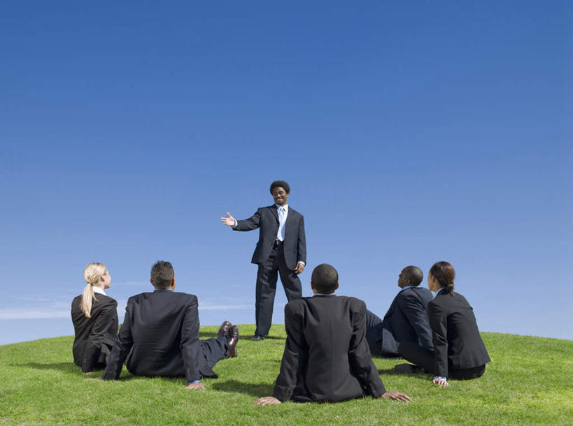 西方人,背部,同事,商务人士,商务男性,商务女性,站,坐,说,横图,室外,白天,正面,衬衫,讨论,成功,合作,团队,集体,信心,草地,草坪,植物,欧洲,非洲,黑人,欧洲人,撑,阴影,套装,光线,影子,云,云朵,领带,许多人,云彩,注视,队伍,草,蓝色,绿色,白云,蓝天,天空,阳光,天,观察,看,站着,一群人,晴朗,观看,察看,领导,撑着,象征,庄重,成就,关注,商务装,身份,合伙,领袖,工薪阶层,正式,地位,交流,男人,男性,年轻男性,年轻女性,中年男性,白种人,非洲人,白领,上班族,晴空,沟通,讲话,交谈,商讨,说话,谈话,站立,坐着,彩图,全身,衬衣