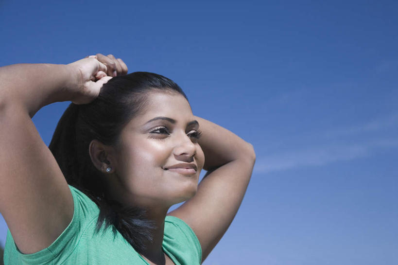 脸,头,脸颊,一个人,站,举,笑,微笑,横图,室外,特写,白天,仰视,亚洲,仅一个年轻女性,仅一个女性,仅一个人,抱头,阴影,服装,光线,影子,云,云朵,云彩,注视,休闲装,肩膀,衣服,蓝色,白云,蓝天,天空,阳光,天,观察,看,托,站着,休闲,休闲服,服饰,晴朗,观看,察看,关注,捧首,捧头,年轻女性,女人,女性,亚洲人,印度人,头部,脸部,脸蛋,面部,晴空,举起,举手,举着,向上举,向上伸,向上托,站立,半身,彩图,低角度拍摄