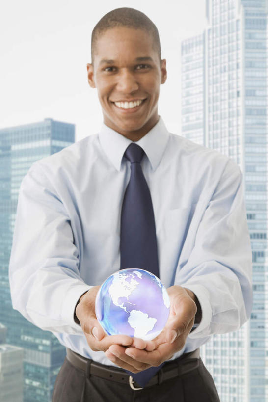 西方人,一个人,商务人士,商务男性,高楼大厦,站,捧,笑,微笑,露齿笑,竖图,室内,白天,正面,衬衫,办公楼,仪器,海洋,窗户,大厦,建筑,摩天大楼,写字楼,地图,欧洲,非洲,黑人,欧洲人,仅一个男性,仅一个人,阴影,套装,反射,网格,地球仪,线条,影子,世界地图,地球,陆地,领带,全球,注视,玻璃窗,球,仅一个年轻男性,一个,经纬线,模型,楼宇,观察,看,站着,球体,商务楼,地理,国家,单个,观看,大陆,察看,世界,象征,庄重,关注,商务装,身份,纬线,版图,经线,工薪阶层,经纬仪,地理学,正式,地位,男人,男性,年轻男性,非洲人,白领,上班族,端,端着,捧着,手捧,站立,半身,彩图,衬衣,大楼,高层建筑,高楼,摩天楼,大洋,大洲