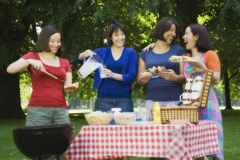 点心,东方人,四个人,伙伴,朋友,站,笑,微笑,露齿笑,横图,室外,白天,正面,烹饪,烧烤,西餐,友谊,草地,草坪,水,植物,餐具,玻璃,亚洲,一堆,许多,倒,握,阴影,堆叠,堆积,服装,光线,碟子,壶,篮子,盘,液体,影子,料理,食品,烤架,烤肉,热狗,注视,休闲装,黄种人,饮用水,薯片,菜肴,美食,相视,玻璃制品,水壶,草,树,树木,食物,衣服,绿色,阳光,自然,盘子,茶壶,夹子,容器,碟,碗,快餐,零食,矿泉水,观察,看,站着,休闲,面对面,休闲服,铁架,西式,握着,服饰,佳肴,生长,成长,观看,储藏,堆,对视,察看,互视,储存,关注,相对,蒸馏水,西式快餐,垃圾食品,相看,食品夹,食物夹,面包夹,意粉夹,食物篮,友情,年轻女性,女人,女性,中年女性,亚洲人,站立,半身,彩图,贮存,野餐篮