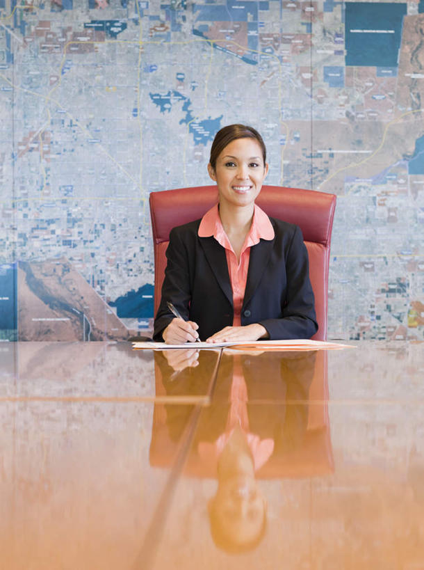 西方人,一个人,商务人士,商务女性,办公室,坐,笑,微笑,露齿笑,竖图,室内,白天,正面,家具,桌子,椅子,欧洲,欧洲人,仅一个女性,仅一个人,握,阴影,套装,反射,笔,材料,档案,文件,影子,办公桌,墙,办公用品,注视,水笔,墙壁,墙面,文具,会议椅,学习用品,资料,观察,看,仅一个中年女性,握着,观看,办公椅,文具用品,察看,关注,文档,商务装,工薪阶层,办公家具,商务椅,培训椅,女人,女性,中年女性,白种人,白领,上班族,坐着,半身,彩图