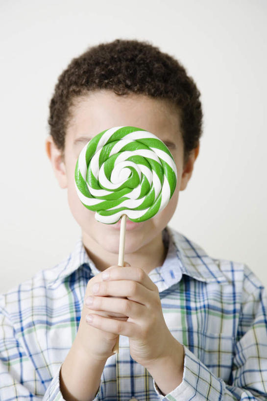 西方人,儿童,脸,头,脸颊,手,头发,一个人,站,竖图,室内,特写,白天,白色背景,正面,纯洁,欧洲,非洲,黑人,欧洲人,双手,仅一个男性,仅一个人,阴影,服装,反射,棒棒糖,影子,食品,糖,糖果,甜点,甜品,棕色,休闲装,肩膀,食物,一个,小孩,衣服,甜食,站着,仅一个小孩,休闲,手部,休闲服,可爱,童年,童趣,遮,遮掩,摄影,服饰,影棚,单个,掩盖,遮挡,童真,烂漫,无邪,波板糖,遮盖,掩饰,天真,男孩,男人,男性,非洲人,孩子,头部,卷发,脸部,脸蛋,面部,站立,半身,彩图,影棚拍摄,拍摄,短发,男生