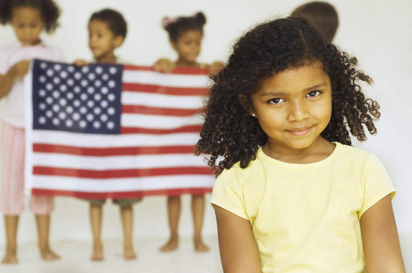 西方人,儿童,伙伴,朋友,站,笑,微笑,露齿笑,横图,室内,白天,白色背景,正面,友谊,纯洁,旗帜,国旗,欧洲,非洲,黑人,欧洲人,五个人,阴影,服装,朦胧,模糊,反射,影子,许多人,拎,注视,休闲装,星条旗,一个,小孩,衣服,观察,看,站着,一群人,休闲,休闲服,可爱,童年,童趣,美国国旗,摄影,服饰,影棚,单个,观看,察看,关注,童真,烂漫,无邪,天真,友情,男孩,男人,男性,女孩,女人,女性,非洲人,旗,站立,半身,彩图,影棚拍摄,拍摄,美利坚合众国国旗,男生,女生,拎着