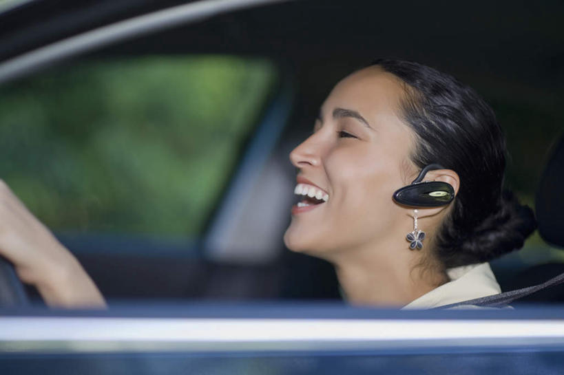 西方人,一个人,商务人士,商务女性,坐,闭眼,笑,微笑,露齿笑,横图,室内,白天,侧面,通讯,植物,汽车,欧洲,欧洲人,仅一个年轻女性,仅一个女性,仅一个人,一辆,握,阴影,套装,朦胧,模糊,光线,信息,影子,车,树,树木,绿色,阳光,自然,耳机,耳麦,话筒,交通工具,轿车,驾驶,行驶,握着,通信,生长,成长,操纵,协调,控制,麦克风,扩音器,载具,商务装,蓝牙,蓝牙耳机,传声器,工薪阶层,操控,把持,微音器,年轻女性,女人,女性,白种人,白领,上班族,闭眼睛,闭着眼,闭着眼睛,坐着,半身,彩图