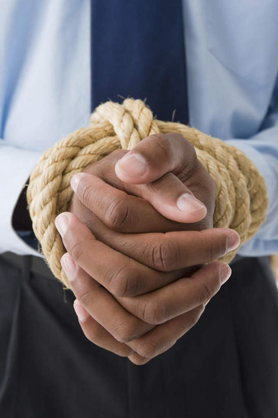 西方人,手,一个人,商务人士,商务男性,站,双手交叉,竖图,室内,特写,白天,正面,衬衫,欧洲,欧洲人,双手,仅一个男性,仅一个人,阴影,套装,朦胧,模糊,反射,影子,领带,仅一个年轻男性,绳子,站着,手部,捆绑,绳索,象征,庄重,商务装,身份,工薪阶层,正式,地位,绑缚,男人,男性,年轻男性,白种人,白领,上班族,十字手,站立,半身,彩图,衬衣