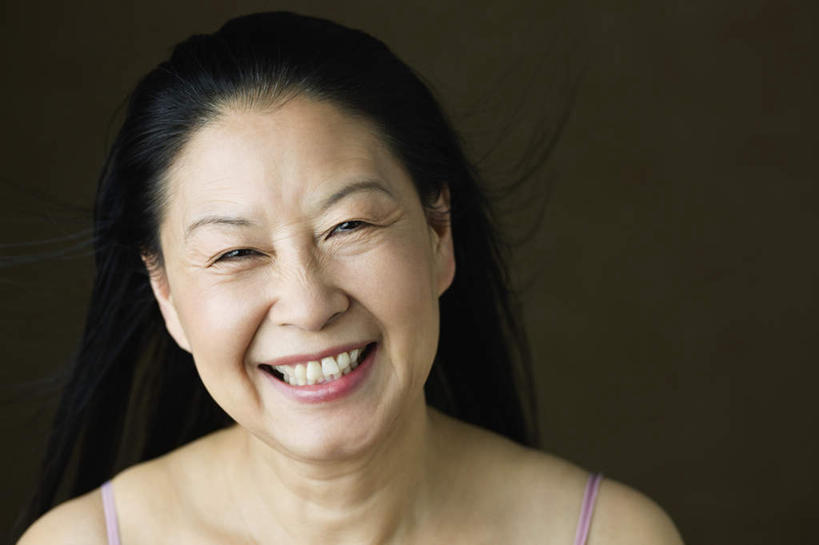 东方人,脸,头,脸颊,头发,一个人,站,笑,微笑,露齿笑,横图,室内,特写,白天,正面,吊带,亚洲,仅一个女性,仅一个人,阴影,服装,反射,影子,注视,吊带衫,黄种人,肩膀,衣服,黑色,观察,看,站着,摄影,服饰,仅一个老年女性,影棚,观看,察看,衣着,穿着,关注,衣饰,老年女性,女人,女性,亚洲人,头部,长发,直发,脸部,脸蛋,面部,站立,半身,彩图,影棚拍摄,拍摄