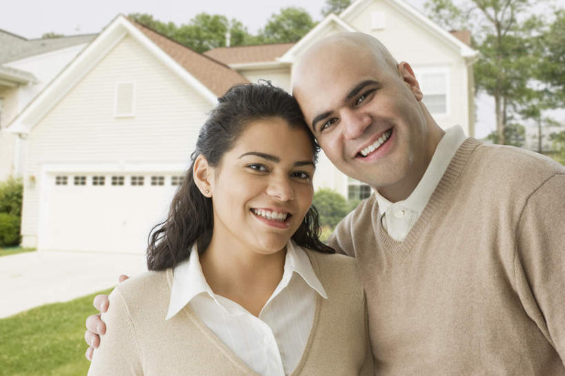 西方人,两个人,家庭,夫妻,家,站,笑,微笑,露齿笑,横图,室外,白天,正面,爱情,草地,草坪,植物,欧洲,欧洲人,阴影,服装,光线,影子,房屋,屋子,公寓,浪漫,注视,休闲装,洋房,楼房,住宅,草,树,树木,衣服,绿色,阳光,自然,观察,看,站着,休闲,温暖,温馨,一家人,休闲服,恩爱,搭,恋人,服饰,生长,成长,观看,和睦,察看,搭着,关注,男人,男性,年轻女性,女人,女性,中年男性,白种人,夫妇,情侣,站立,半身,彩图,房子,伴侣,融洽