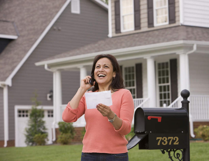 西方人,一个人,家,站,笑,打电话,微笑,露齿笑,横图,室外,白天,正面,草地,草坪,植物,电话,手机,欧洲,欧洲人,仅一个女性,仅一个人,握,阴影,服装,传递,光线,信息,材料,档案,文件,影子,邮件,房屋,屋子,公寓,联系,注视,休闲装,通讯设备,洋房,楼房,邮筒,邮箱,住宅,草,衣服,绿色,阳光,资料,观察,看,站着,仅一个中年女性,休闲,休闲服,联络,握着,邮递,通信,服饰,信件,观看,察看,关注,文档,邮政,一部,交流,女人,女性,中年女性,白种人,沟通,通话,站立,半身,彩图,房子