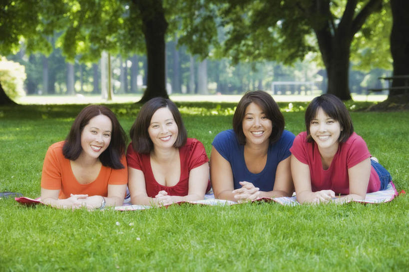 东方人,四个人,伙伴,朋友,笑,微笑,露齿笑,横图,室外,白天,正面,友谊,草地,草坪,植物,亚洲,一排,阴影,服装,整齐,光线,影子,坐垫,注视,休闲装,黄种人,草,树,树木,排列,衣服,绿色,阳光,自然,观察,看,趴着,休闲,休闲服,服饰,生长,成长,观看,察看,队列,关注,野餐垫,野餐地毯,多功能毯,友情,年轻女性,女人,女性,中年女性,亚洲人,趴,彩图,全身
