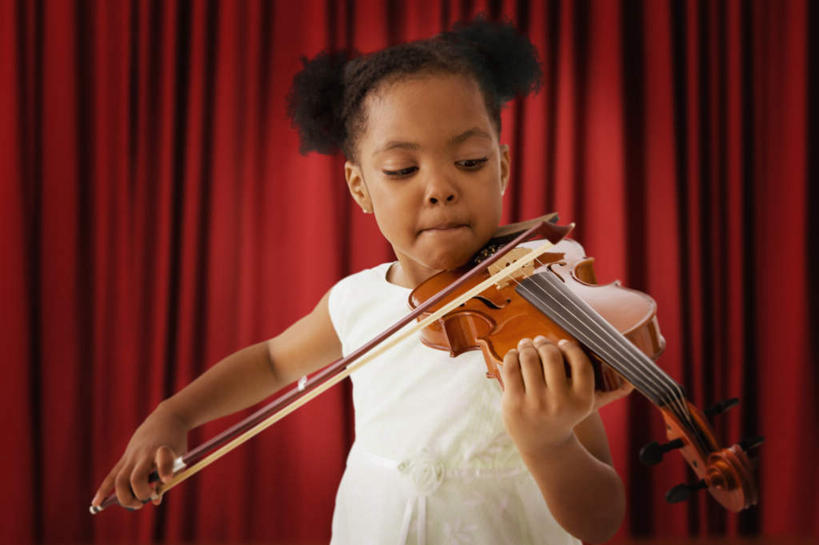 西方人,儿童,一个人,站,笑,微笑,横图,室内,白天,正面,裙子,纯洁,欧洲,非洲,黑人,欧洲人,仅一个女性,仅一个人,握,阴影,连衣裙,反射,影子,乐器,弦乐器,小提琴,注视,小孩,红色,白色,低头,观察,看,站着,仅一个小孩,可爱,童年,童趣,握着,帷幕,观看,察看,关注,帷幔,弓拉弦乐器,弓拉弦鸣乐器,幕布,幕帘,童真,烂漫,无邪,帷幔布,天真,女孩,女人,女性,非洲人,孩子,站立,半身,彩图,女生