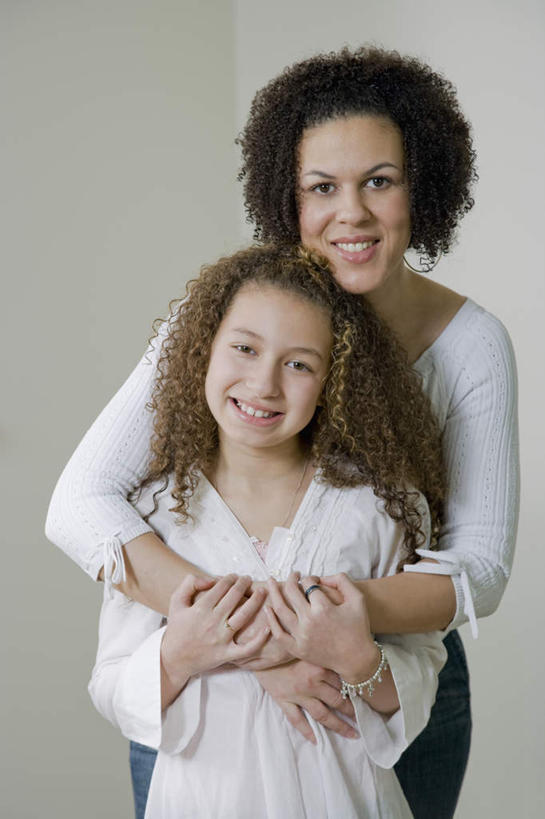 西方人,儿童,中年人,两个人,家庭,母亲,女儿,站,抱,笑,微笑,露齿笑,竖图,室内,白天,正面,纯洁,欧洲,非洲,黑人,欧洲人,阴影,灰色背景,服装,反射,影子,注视,休闲装,小孩,衣服,观察,看,站着,休闲,温暖,温馨,母女,一家人,休闲服,可爱,母爱,童年,童趣,摄影,服饰,影棚,抱着,观看,和睦,察看,搂着,关注,童真,烂漫,无邪,天真,女孩,女人,女性,中年女性,非洲人,孩子,搂,搂抱,站立,半身,彩图,影棚拍摄,拍摄,融洽,女生