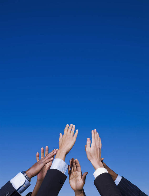 西方人,同事,商务人士,商务男性,商务女性,站,举,竖图,室外,白天,仰视,衬衫,快乐,兴奋,骄傲,成功,胜利,合作,团队,集体,信心,欧洲,非洲,黑人,欧洲人,击掌,阴影,套装,光线,影子,许多人,队伍,蓝色,蓝天,天空,阳光,天,手势,托,站着,一群人,自信,晴朗,领导,成就,商务装,合伙,领袖,工薪阶层,万里无云,男人,男性,年轻男性,年轻女性,中年男性,白种人,非洲人,白领,上班族,晴空,晴空万里,举起,举手,举着,拍手,向上举,向上伸,向上托,站立,半身,彩图,低角度拍摄,衬衣,欢乐,开心