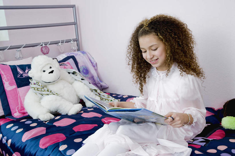 西方人,儿童,一个人,坐,笑,微笑,露齿笑,横图,室内,白天,正面,裙子,游戏,纯洁,床,卧室,熊,书籍,玩具,欧洲,非洲,黑人,欧洲人,仅一个女性,仅一个人,握,阴影,连衣裙,反射,玩偶,影子,墙,床单,泰迪熊,玩,注视,娱乐,被子,墙壁,墙面,小孩,白色,玩具熊,低头,观察,看,仅一个小孩,休闲,可爱,童年,童趣,益智,握着,毛绒玩具,单人床,观看,安慰,察看,被单,发泄,关注,消遣,童真,烂漫,无邪,宣泄,罗斯福熊,天真,女孩,女人,女性,非洲人,孩子,书,图书,玩耍,嬉戏,坐着,半身,彩图,睡房,卧房,女生