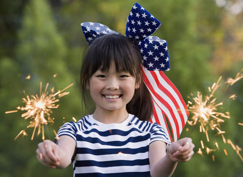 东方人,儿童,一个人,站,笑,微笑,露齿笑,横图,室外,白天,正面,纯洁,植物,烟火,旗帜,国旗,亚洲,仅一个女性,仅一个人,握,阴影,服装,朦胧,模糊,光线,丝绸,丝带,影子,缎带,注视,休闲装,黄种人,星条旗,绸带,树,树木,小孩,衣服,绿色,阳光,自然,焰火,观察,看,站着,仅一个小孩,休闲,休闲服,可爱,童年,童趣,握着,美国国旗,服饰,生长,成长,观看,察看,关注,礼花,仙女棒,童真,烂漫,无邪,花炮,礼花炮,手持喷泉,手持烟花,天真,女孩,女人,女性,亚洲人,孩子,旗,烟花,站立,半身,彩图,美利坚合众国国旗,女生