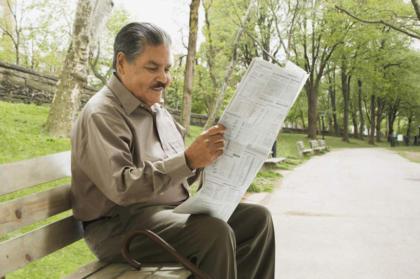 西方人,一个人,坐,笑,微笑,横图,室外,白天,侧面,草地,草坪,植物,报纸,椅子,欧洲,欧洲人,仅一个男性,仅一个人,握,阴影,服装,光线,信息,工具,影子,木椅,注视,休闲装,草,树,树木,衣服,绿色,阳光,自然,低头,观察,看,仅一个老年男性,休闲,休闲服,器械,握着,服饰,生长,成长,拐杖,观看,新闻,一份,察看,关注,医疗器械,辅助设备,前臂拐,老年男性,男人,男性,白种人,坐着,半身,彩图,报刊