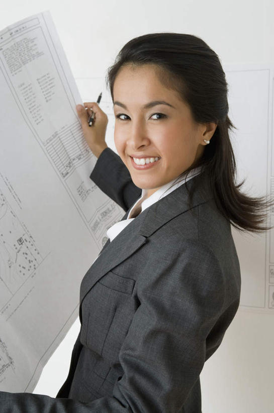 东方人,一个人,商务人士,商务女性,站,笑,微笑,露齿笑,竖图,室内,白天,白色背景,侧面,亚洲,仅一个年轻女性,仅一个女性,仅一个人,握,阴影,套装,反射,图纸,影子,墙,设计图,扭头,注视,黄种人,墙壁,墙面,白色,观察,看,站着,转头,握着,摄影,影棚,观看,察看,关注,商务装,工程图,草图,蓝图,工薪阶层,年轻女性,女人,女性,亚洲人,白领,上班族,设计,站立,半身,彩图,影棚拍摄,拍摄