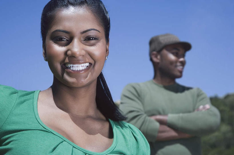 西方人,两个人,站,笑,双手交叉,微笑,露齿笑,横图,室外,白天,正面,爱情,植物,帽子,欧洲,非洲,黑人,欧洲人,亚洲,阴影,服装,朦胧,模糊,光线,影子,浪漫,注视,休闲装,运动帽,树,树木,衣服,蓝色,绿色,蓝天,天空,阳光,自然,天,观察,看,站着,休闲,温暖,温馨,休闲服,鸭舌帽,恩爱,恋人,服饰,生长,晴朗,成长,观看,和睦,察看,双手抱胸,关注,万里无云,一顶,男人,男性,年轻男性,年轻女性,女人,女性,非洲人,亚洲人,印度人,情侣,晴空,晴空万里,站立,半身,彩图,伴侣,融洽