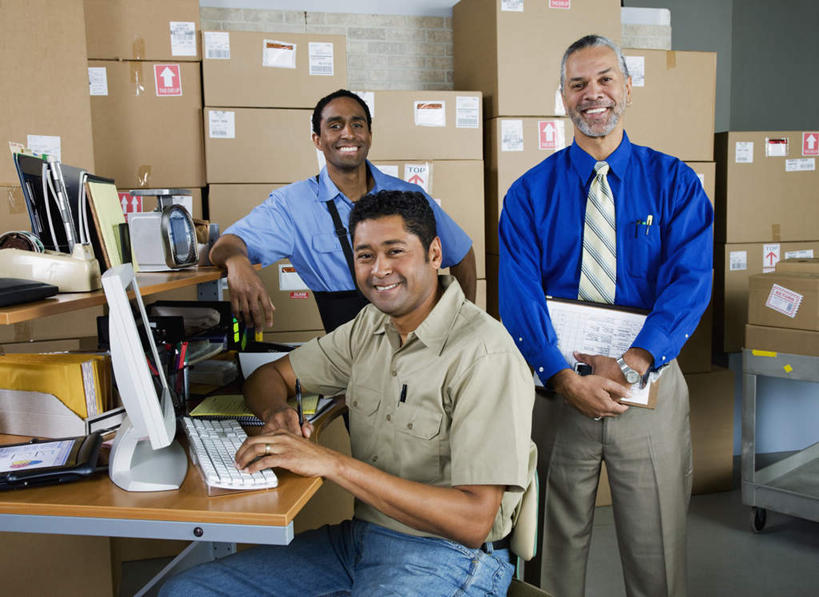 东方人,西方人,三个人,同事,商务人士,机修工,商务男性,办公室,工厂,站,坐,笑,微笑,露齿笑,横图,室内,白天,正面,工作服,衬衫,制服,成功,合作,团队,集体,信心,电脑,显示器,鼠标,键盘,家具,桌子,欧洲,非洲,黑人,欧洲人,亚洲,一堆,许多,敲打,握,阴影,堆叠,堆积,套装,反射,网络,包装,材料,档案,文件,影子,纸箱,办公桌,墙,领带,注视,黄种人,输入,输入设备,通讯设备,队伍,墙壁,墙面,工人,容器,箱子,资料,打字,观察,看,站着,台式电脑,握着,观看,堆,点击,敲击,察看,领导,象征,庄重,成就,关注,文档,纸板箱,通信设备,商务装,身份,合伙,领袖,工薪阶层,输出设备,包装箱,办公家具,正式,地位,工作制服,按键,老年男性,男人,男性,中年男性,白种人,非洲人,亚洲人,白领,机械师,机修工人,上班族,站立,坐着,半身,彩图,衬衣,工作套服,工地,制造厂