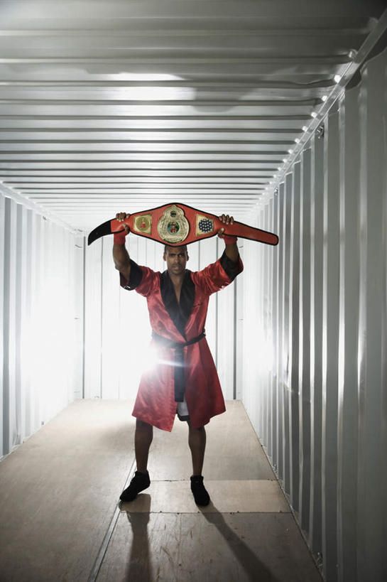 西方人,一个人,拳击手,体育馆,运动场,举,竖图,室内,白天,正面,锻炼,成功,胜利,比赛,运动,拳击,欧洲,非洲,黑人,欧洲人,仅一个男性,仅一个人,仅一个中年男性,阴影,服装,光线,影子,墙,走道,走廊,过道,灯光,注视,体育场,腰带,墙壁,墙面,衣服,观察,看,托,光彩,服饰,观看,察看,衣着,穿着,关注,荣誉,奖品,配饰,运动馆,荣耀,裤带,衣饰,光荣,体育,男人,男性,中年男性,非洲人,拳击家,拳击运动员,举起,举手,举着,向上举,向上伸,向上托,彩图,全身,健身,拳王腰带,拳王金腰带