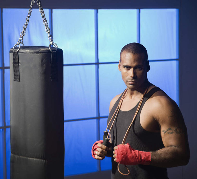 西方人,肌肉,健壮,一个人,拳击手,站,横图,室内,白天,侧面,锻炼,安全,比赛,运动,拳击,欧洲,非洲,黑人,欧洲人,仅一个男性,仅一个人,仅一个中年男性,握,阴影,服装,反射,背心,影子,防护,拳击手套,注视,运动器械,衣服,红色,手套,观察,看,站着,健康,健身器械,活力,力量,握着,服饰,观看,青春,保护,察看,强壮,衣着,穿着,关注,沙袋,保险,健身器材,拳击袋,保全,周全,安稳,安定,防护手套,衣饰,平安,体育,男人,男性,中年男性,非洲人,拳击家,拳击运动员,站立,半身,彩图,健身,运动器材