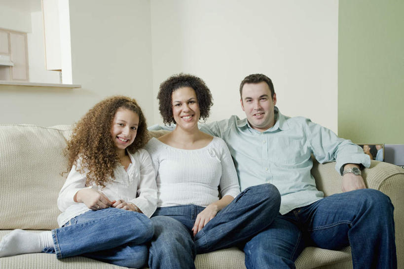 西方人,儿童,中年人,三个人,家庭,夫妻,母亲,父亲,女儿,客厅,坐,笑,微笑,露齿笑,横图,室内,白天,正面,爱情,纯洁,沙发,欧洲,欧洲人,阴影,服装,反射,影子,墙,浪漫,注视,休闲装,墙壁,墙面,小孩,衣服,白色,观察,看,休闲,温暖,温馨,父女,母女,三口之家,一家人,休闲服,恩爱,父爱,可爱,母爱,童年,童趣,搭,恋人,服饰,观看,和睦,察看,起居室,搭着,关注,布艺沙发,童真,烂漫,无邪,客堂,天真,男人,男性,女孩,女人,女性,中年男性,中年女性,白种人,孩子,夫妇,情侣,坐着,半身,彩图,伴侣,融洽,女生