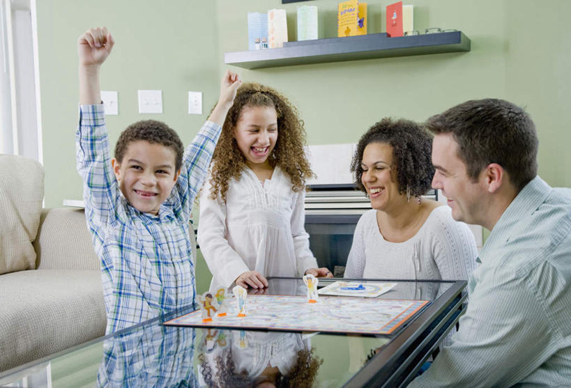 西方人,儿童,中年人,四个人,家庭,夫妻,母亲,父亲,女儿,儿子,客厅,站,坐,举,笑,微笑,露齿笑,横图,室内,白天,正面,爱情,游戏,快乐,兴奋,纯洁,骄傲,成功,胜利,比赛,竞争,沙发,桌子,玻璃,欧洲,欧洲人,阴影,睡衣,服装,反射,影子,墙,浪漫,玩,茶几,注视,休闲装,娱乐,墙壁,墙面,玻璃制品,小孩,衣服,白色,观察,看,托,站着,休闲,温暖,温馨,父女,父子,母女,母子,一家人,休闲服,棋盘,恩爱,父爱,可爱,母爱,童年,童趣,益智,自信,恋人,服饰,观看,活动,和睦,察看,起居室,发泄,关注,消遣,智力,布艺沙发,童真,烂漫,无邪,宣泄,寝衣,客堂,天真,男孩,男人,男性,女孩,女人,女性,中年男性,中年女性,白种人,孩子,夫妇,情侣,举起,举手,举着,玩耍,嬉戏,向上举,向上伸,向上托,站立,坐着,半身,彩图,欢乐,开心,伴侣,融洽,男生,女生