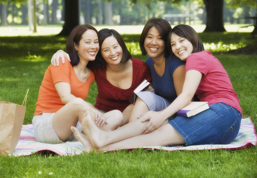 东方人,四个人,伙伴,朋友,坐,笑,微笑,露齿笑,横图,室外,白天,正面,仰视,友谊,草地,草坪,植物,亚洲,服装,坐垫,注视,休闲装,黄种人,草,树,树木,衣服,绿色,自然,观察,看,休闲,休闲服,搭,服饰,生长,成长,观看,察看,搭着,关注,野餐垫,野餐地毯,多功能毯,友情,年轻女性,女人,女性,中年女性,亚洲人,坐着,彩图,低角度拍摄,全身